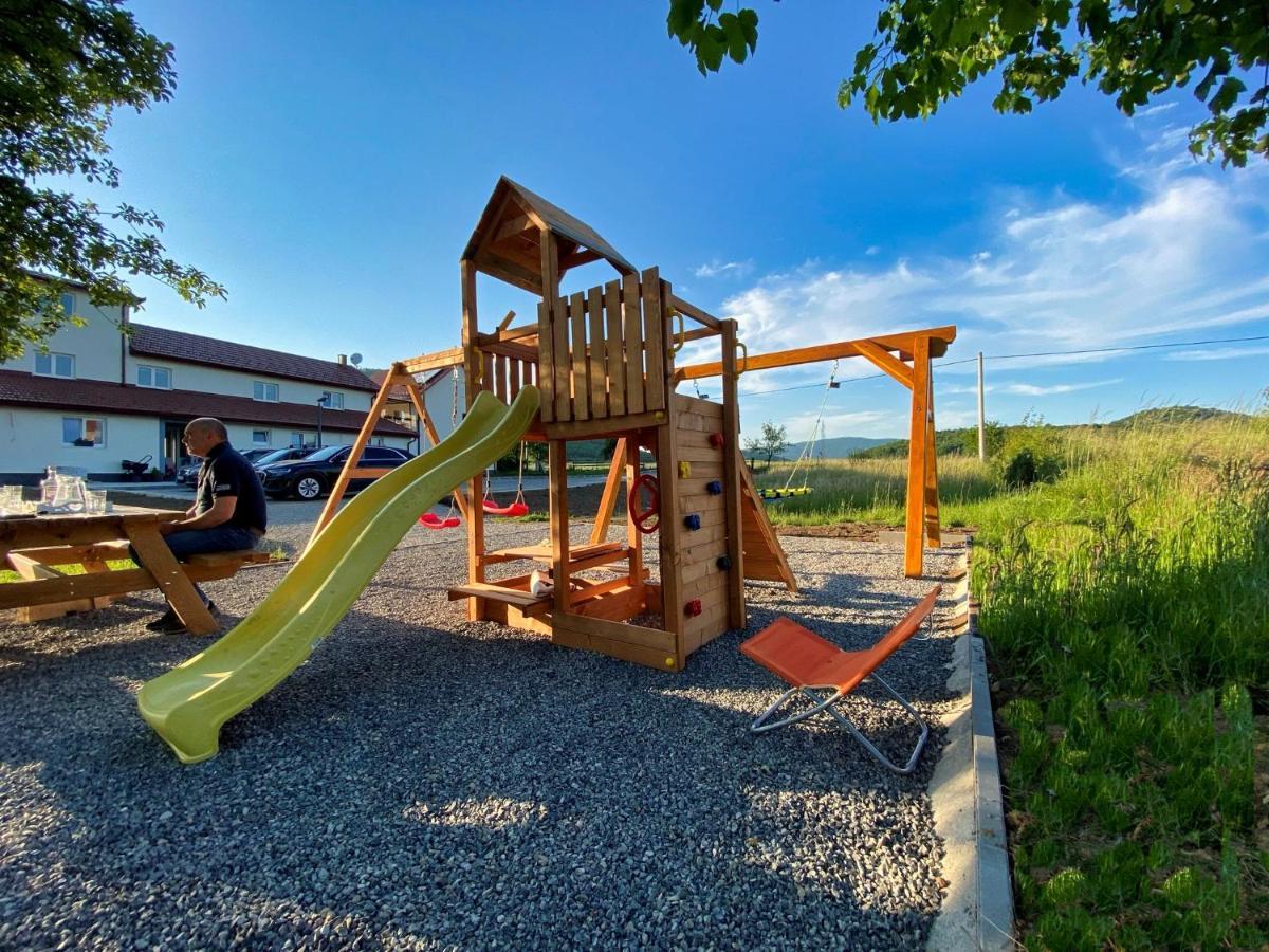 Apartmani Fenestra Otočac Buitenkant foto