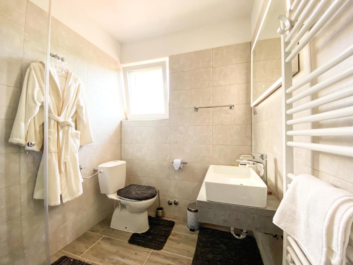 Apartmani Fenestra Otočac Buitenkant foto