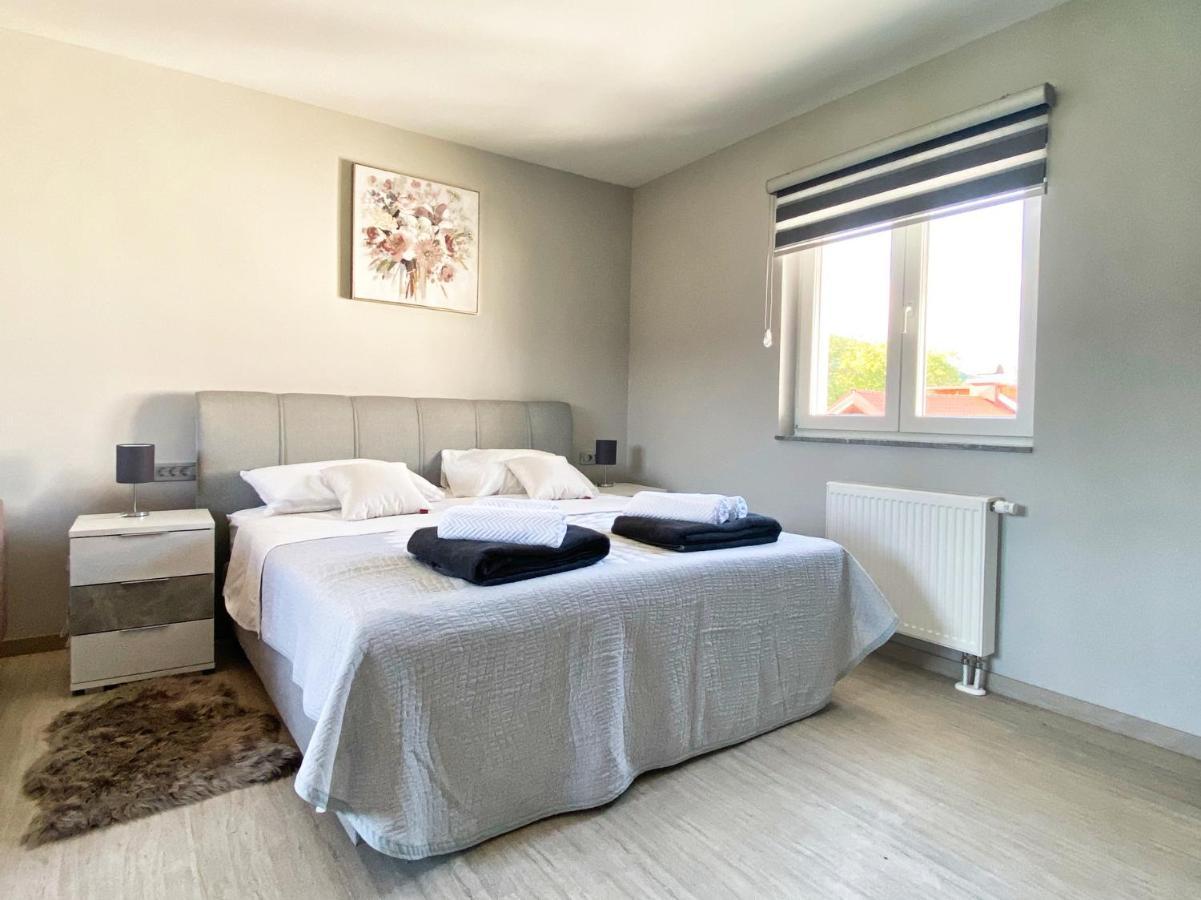 Apartmani Fenestra Otočac Buitenkant foto